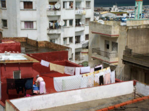 Tanger---Femme-etendant-le-linge